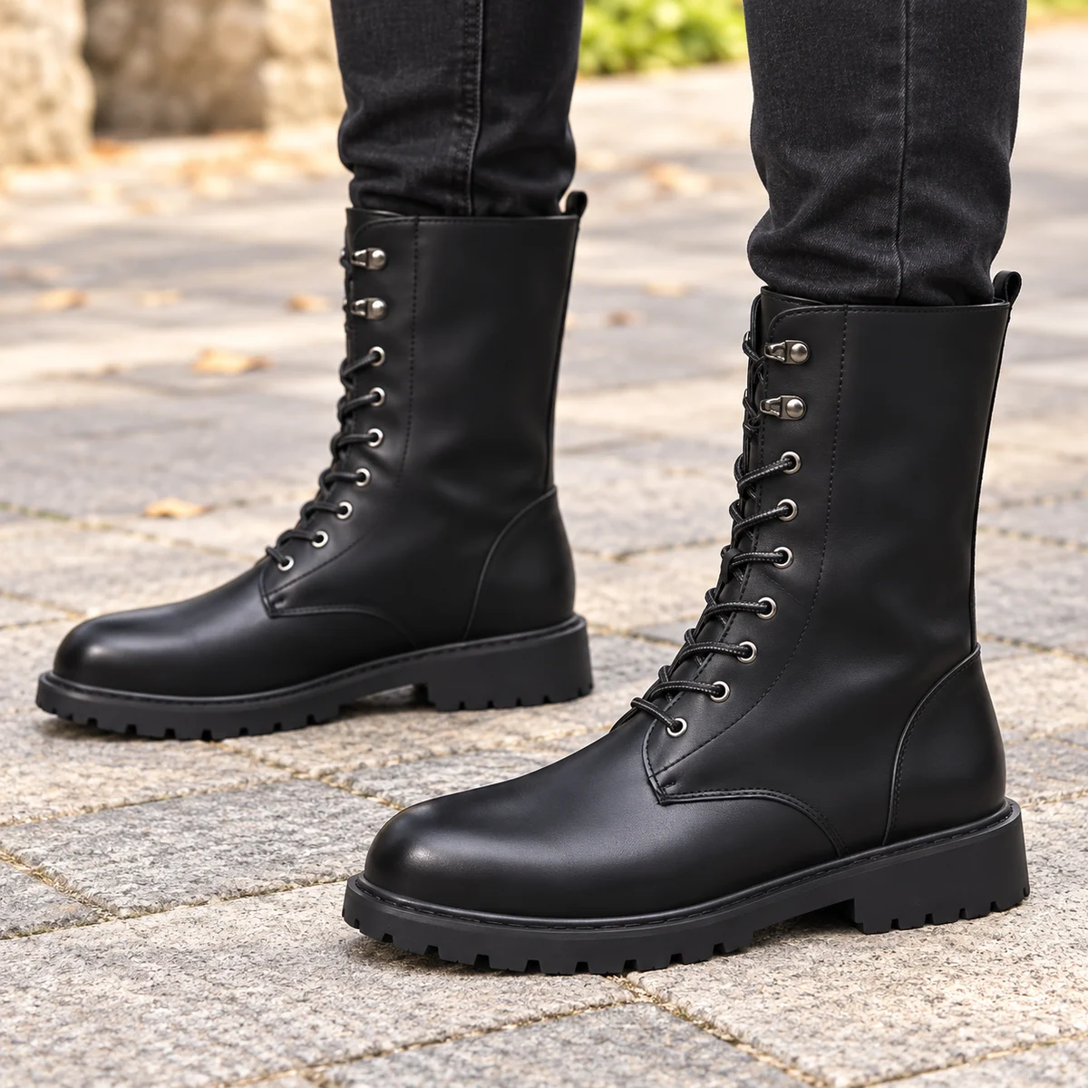 Paire de bottines noires fourrées à lacets pour homme avec bout rond