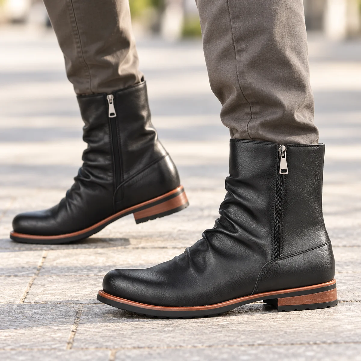 Détaillée des bottines homme noires avec zip et bordure marron élégantes