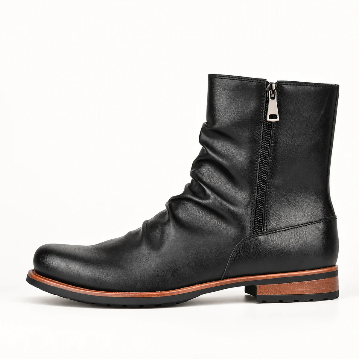 Gauche des bottines homme noires avec finition plissée et zip latéral