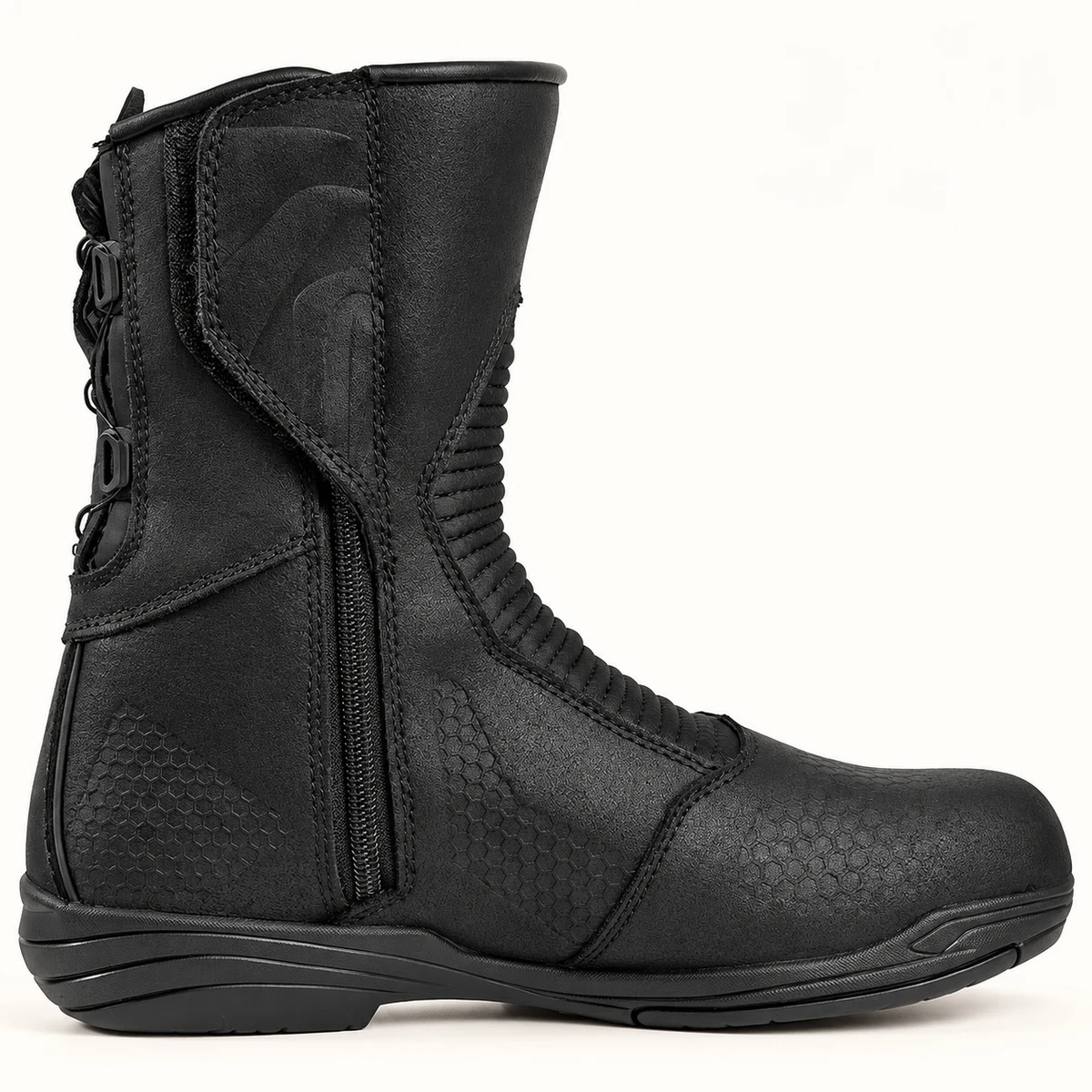 Détail de la texture et du zip latéral sur bottines homme noires