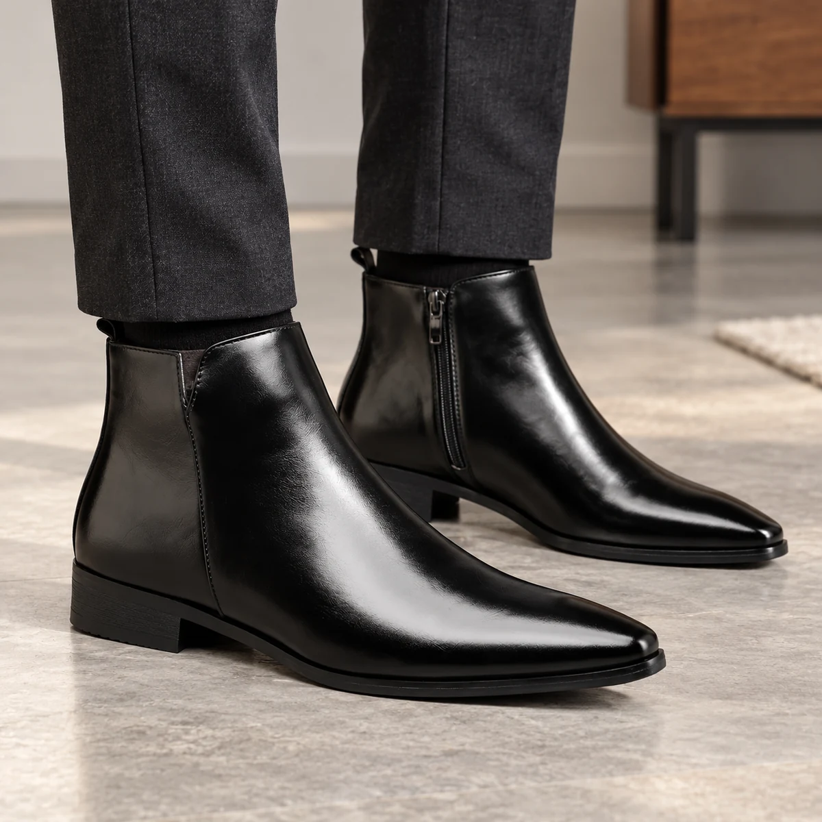 Profil de bottines noires pour homme en cuir verni avec fermeture éclair