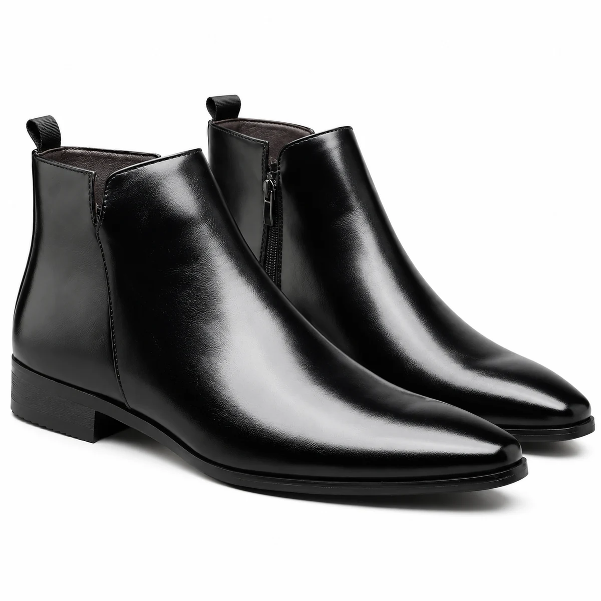 View de face de bottines homme noires avec zip et style élégant