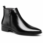 Bottines homme noires vernies avec zip et bout pointu en gros plan