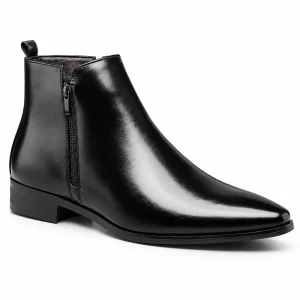 Bottines homme noires vernies avec zip et bout pointu en gros plan