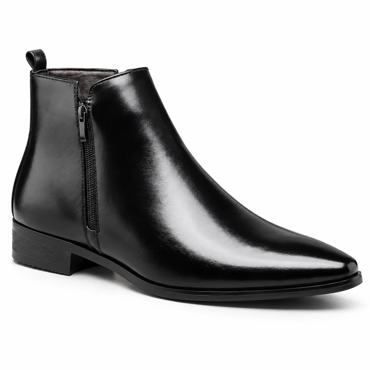 Bottines homme noires vernies avec zip et bout pointu en gros plan