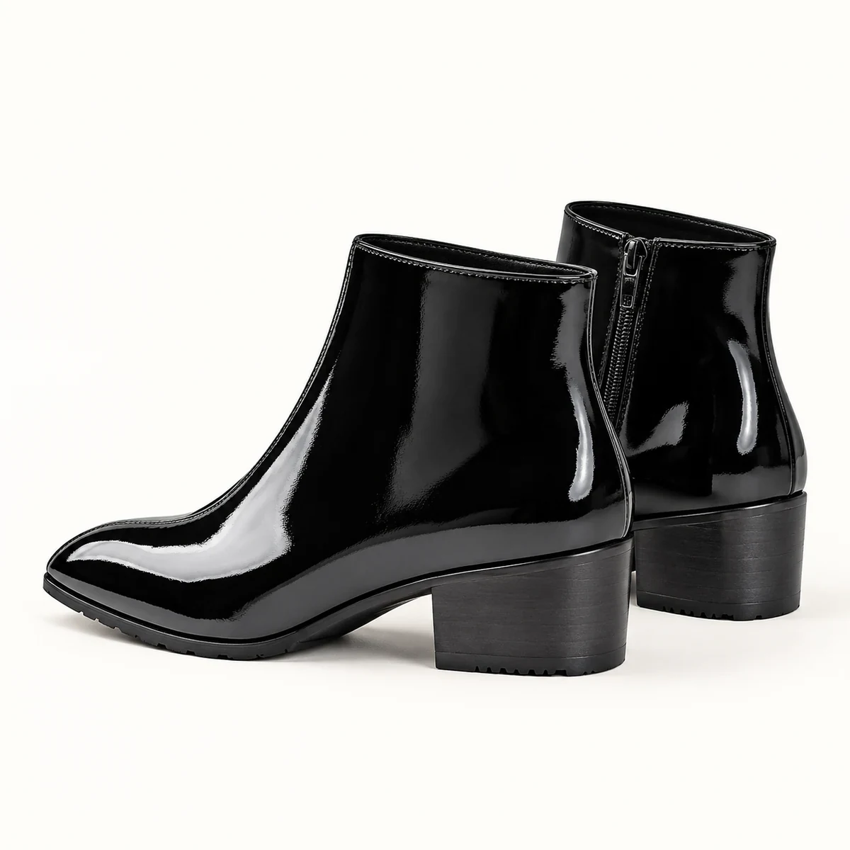 Homme portant des bottines noires vernies fourrées pour un style chaud et tendance