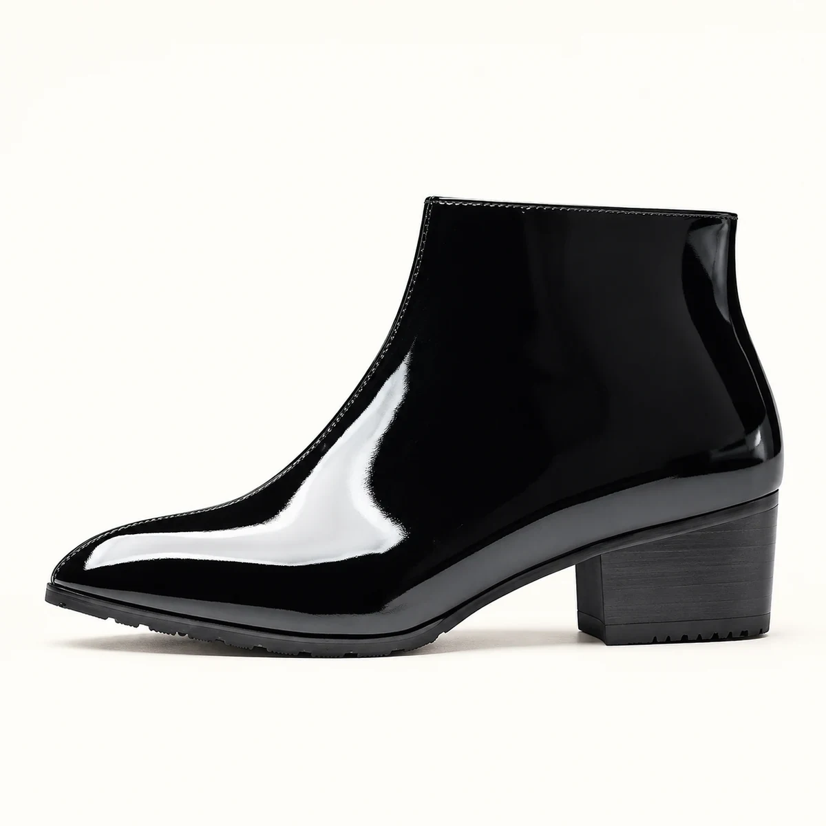 Détail de la semelle antidérapante sur bottines noires vernies pour homme