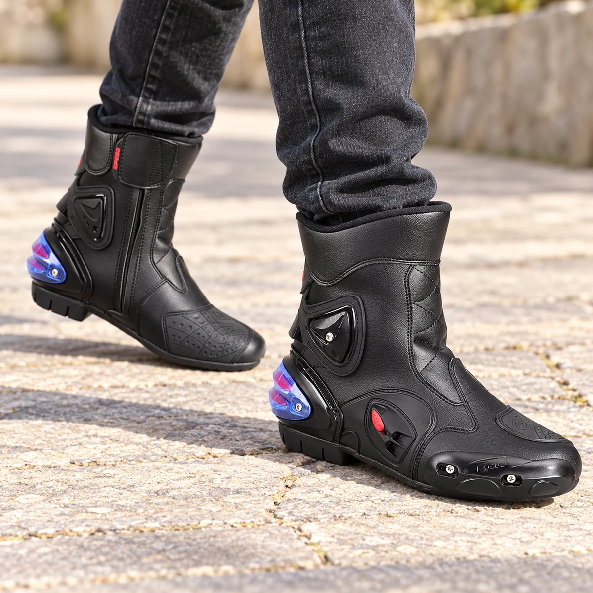 Premier plan de bottines noires à panneaux et accents rouges originales