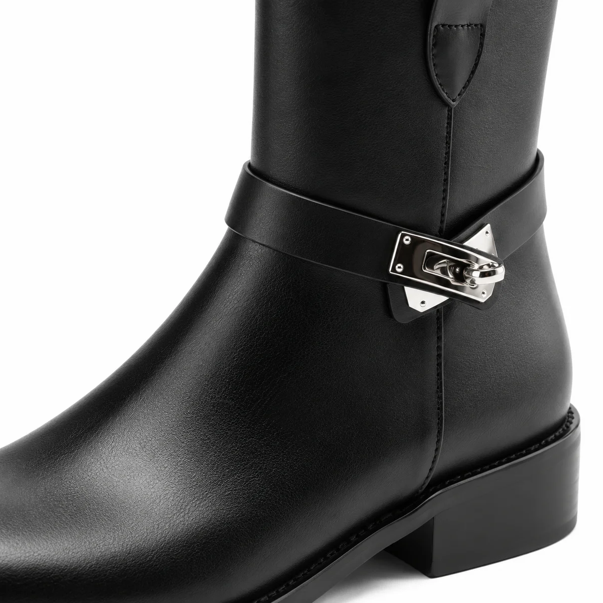 Vue rapprochée des bottines femme noires à bride et petit talon