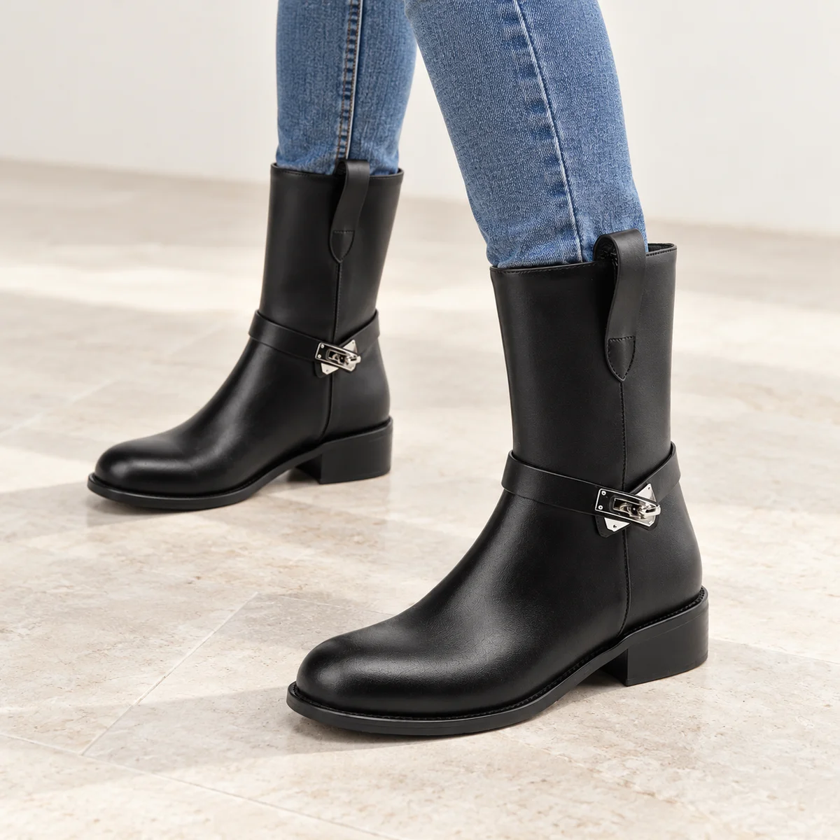Détail des bottines motardes noires à bride en cuir pour femme