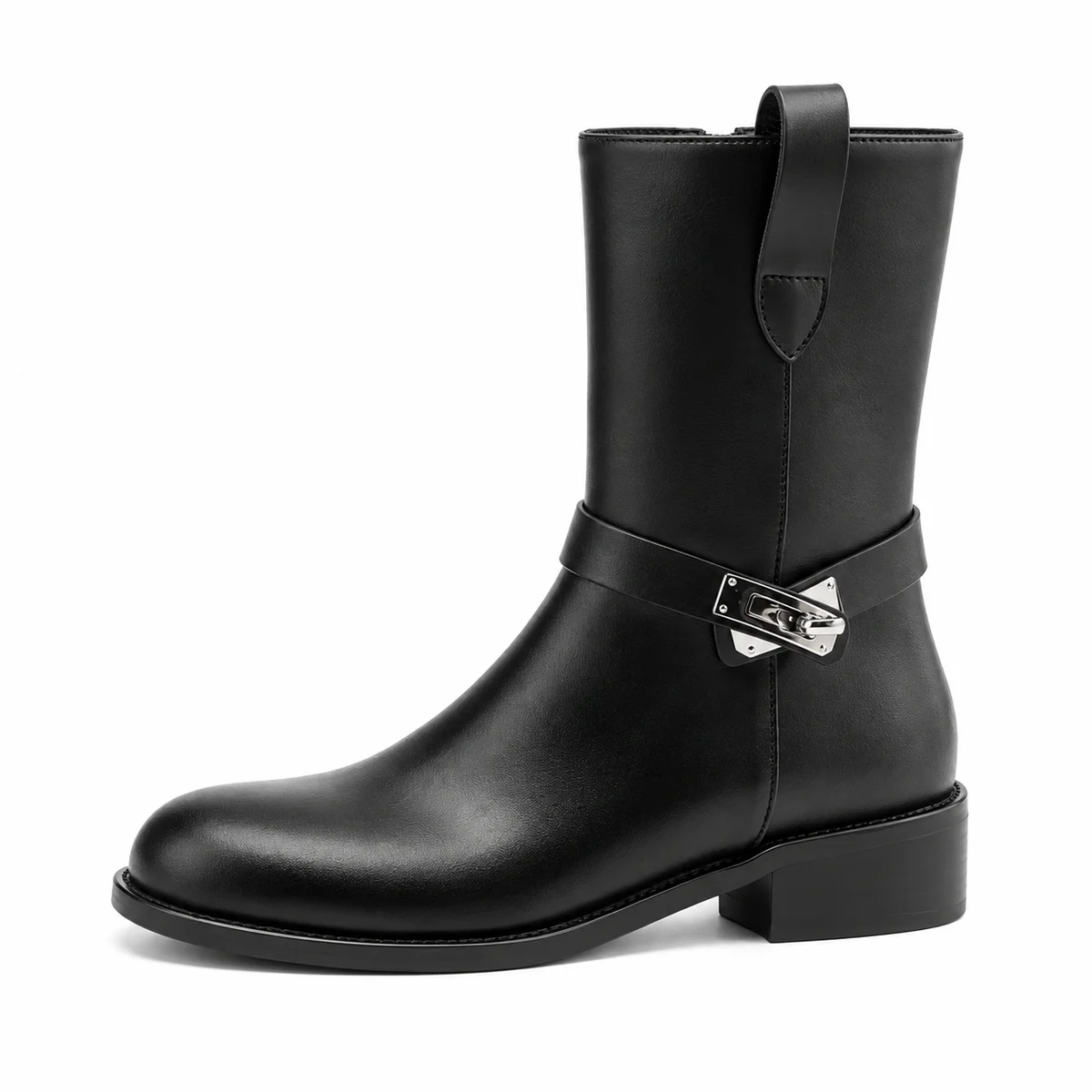 Femme portant des bottines motardes noires à bride et talon bas