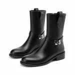 Bottines motardes femme noires avec bride et petit talon vues de face