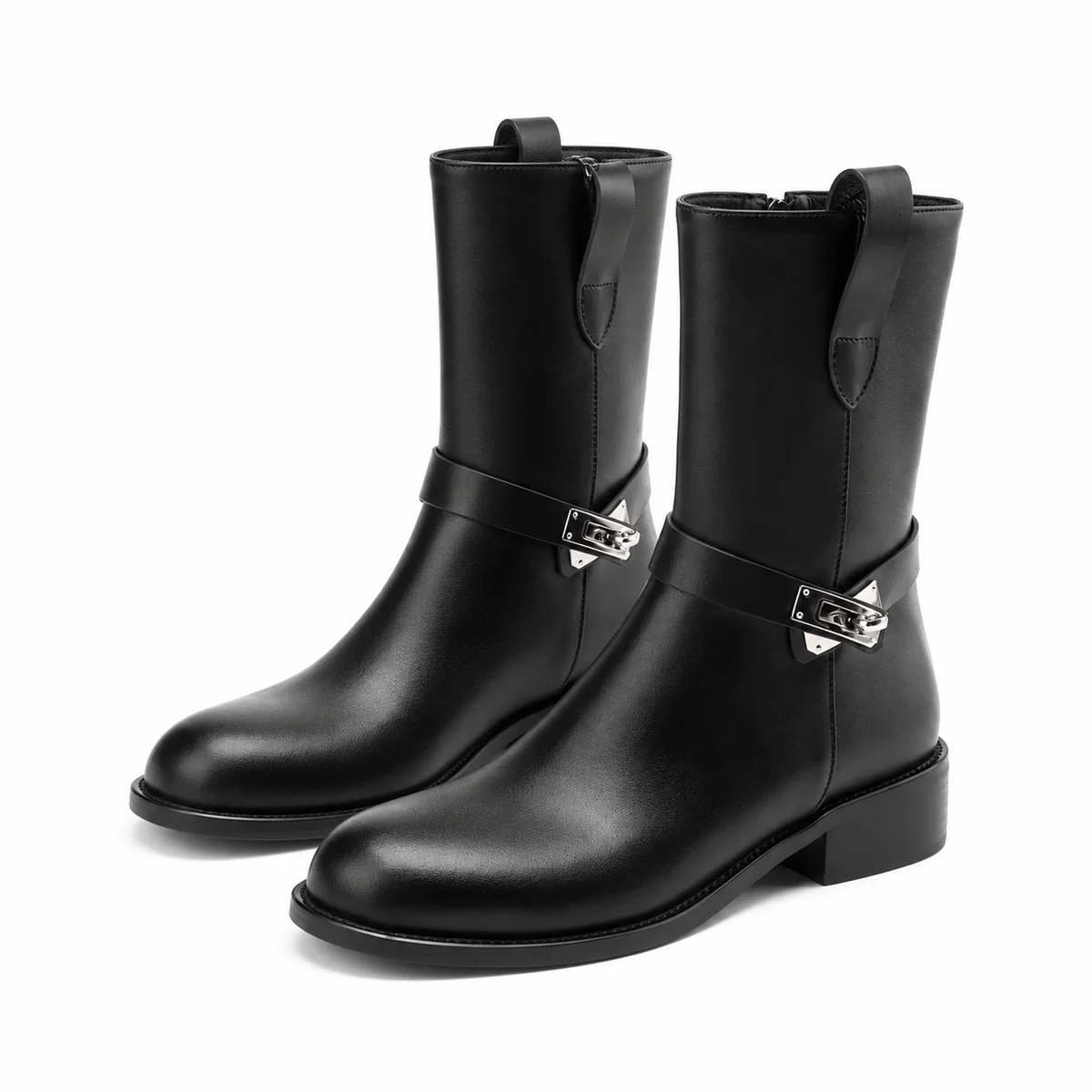 Bottines motardes femme noires avec bride et petit talon vues de face