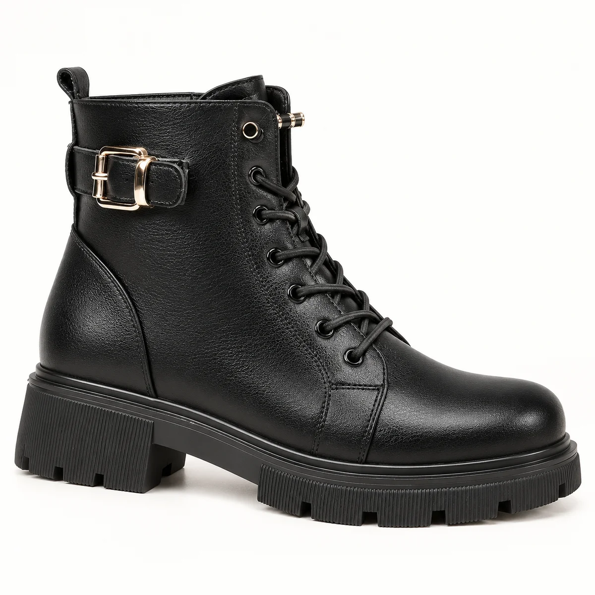 Close-up de bottines motardes noires à lacets et boucle pour femme