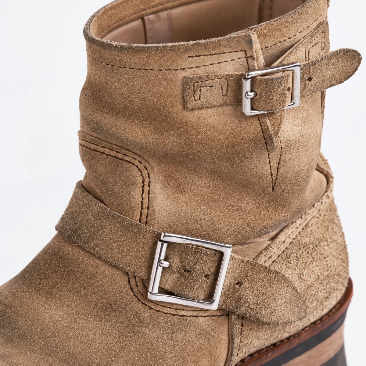 Détail des boucles sur les bottines motardes hommes taupe