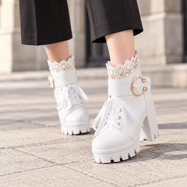 bottines plateforme femme a lacets style lolita blanc portees en marchant avec un pantalon sombre 45086