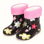 Bottines de pluie enfant noires fleuries à revers rose