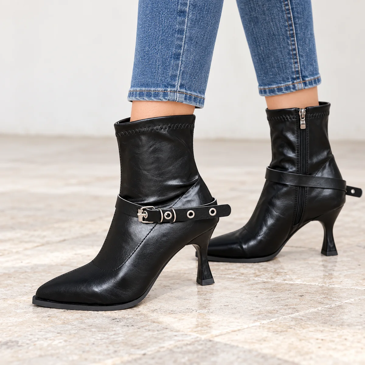 Chaussures femme en cuir noir avec détails d'œillets et talon élégant