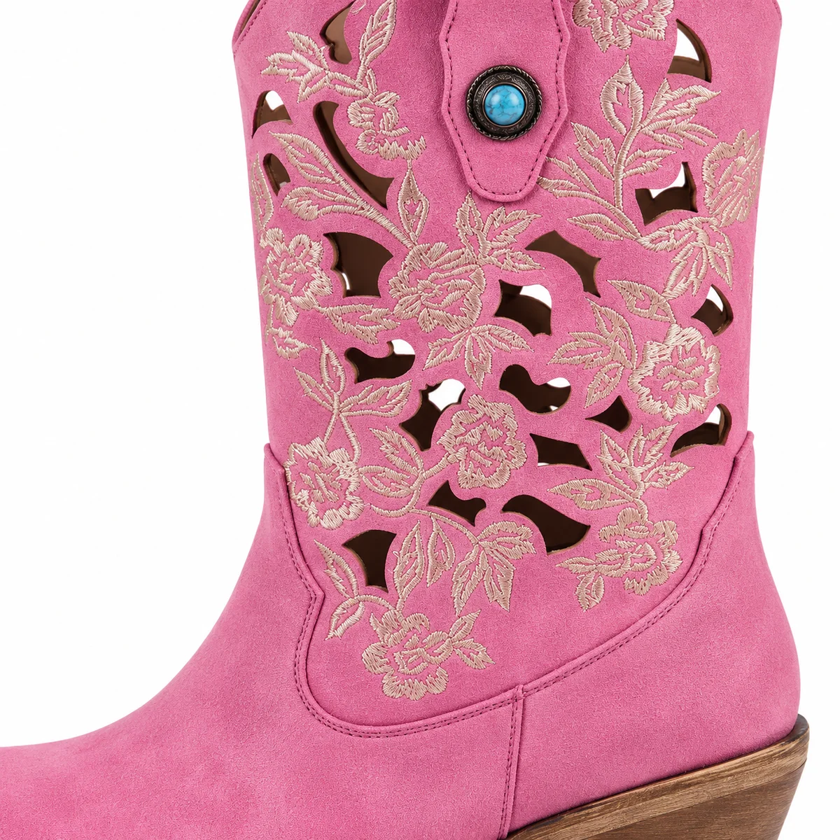 Close-up des bottines santiag roses à détails décoratifs pour femme