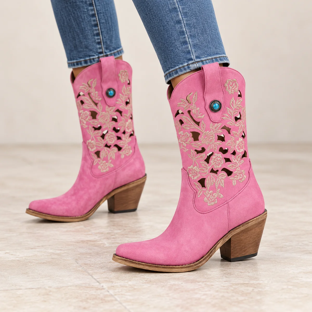 Détail des bottines santiag roses pour femme à motifs décoratifs