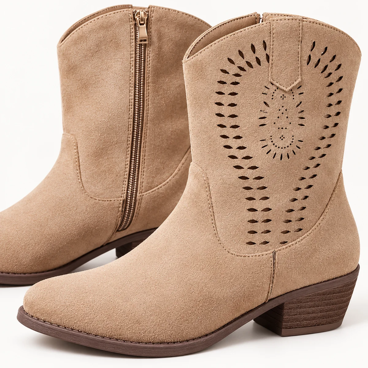 Chaussures western femme beige rosé avec motifs perforés et finition soignée