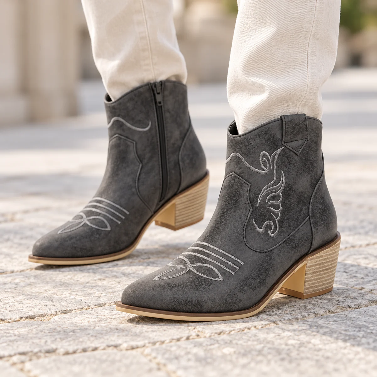 Détails des broderies sur bottines western femme gris foncé à zip pratique