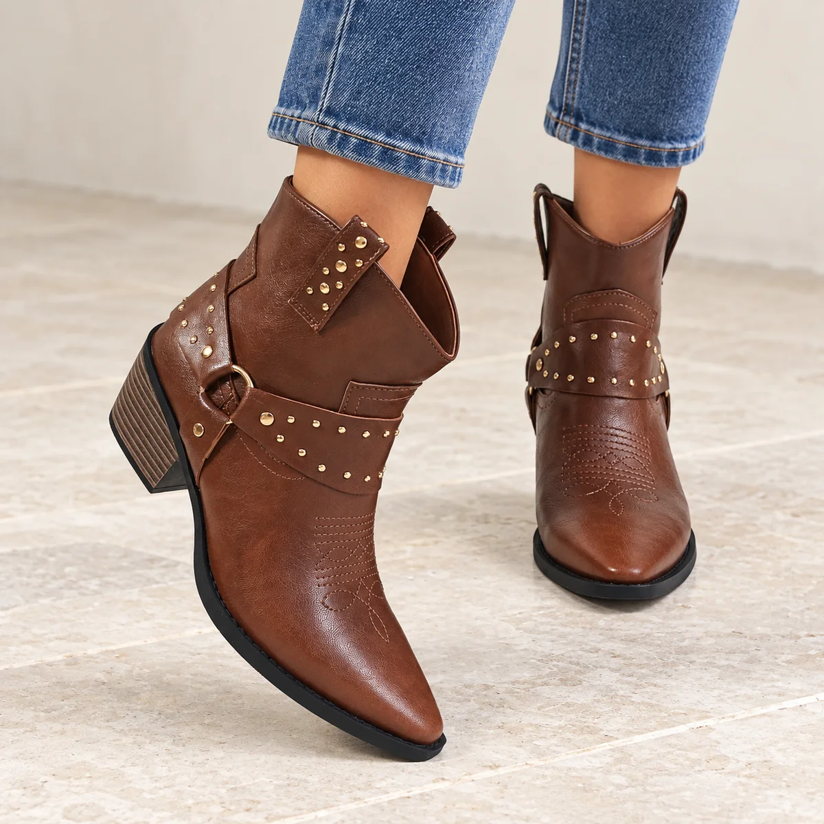 Détails des clous décoratifs sur les bottines western femme marron