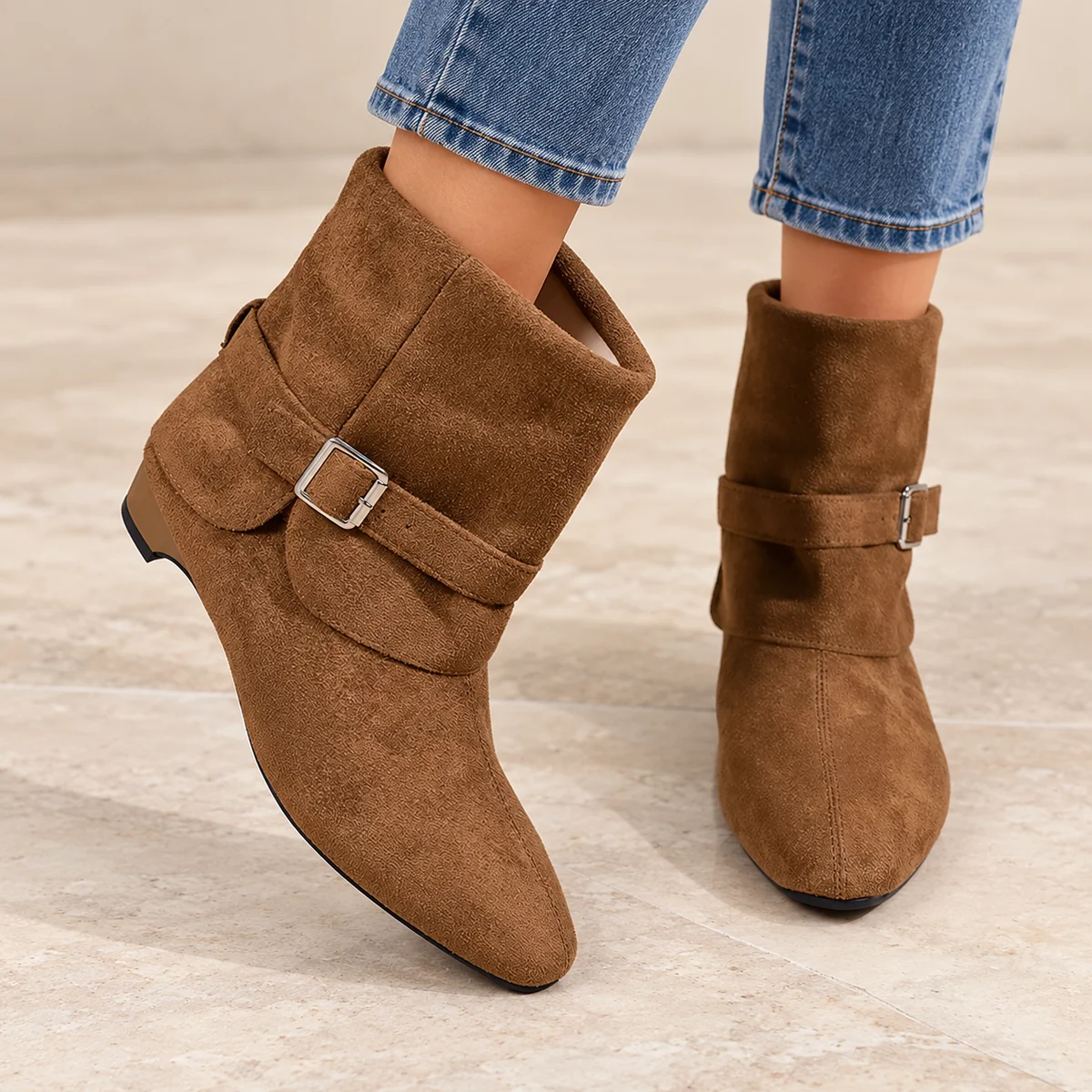 Chaussures femme style western marron en daim à bride décorative
