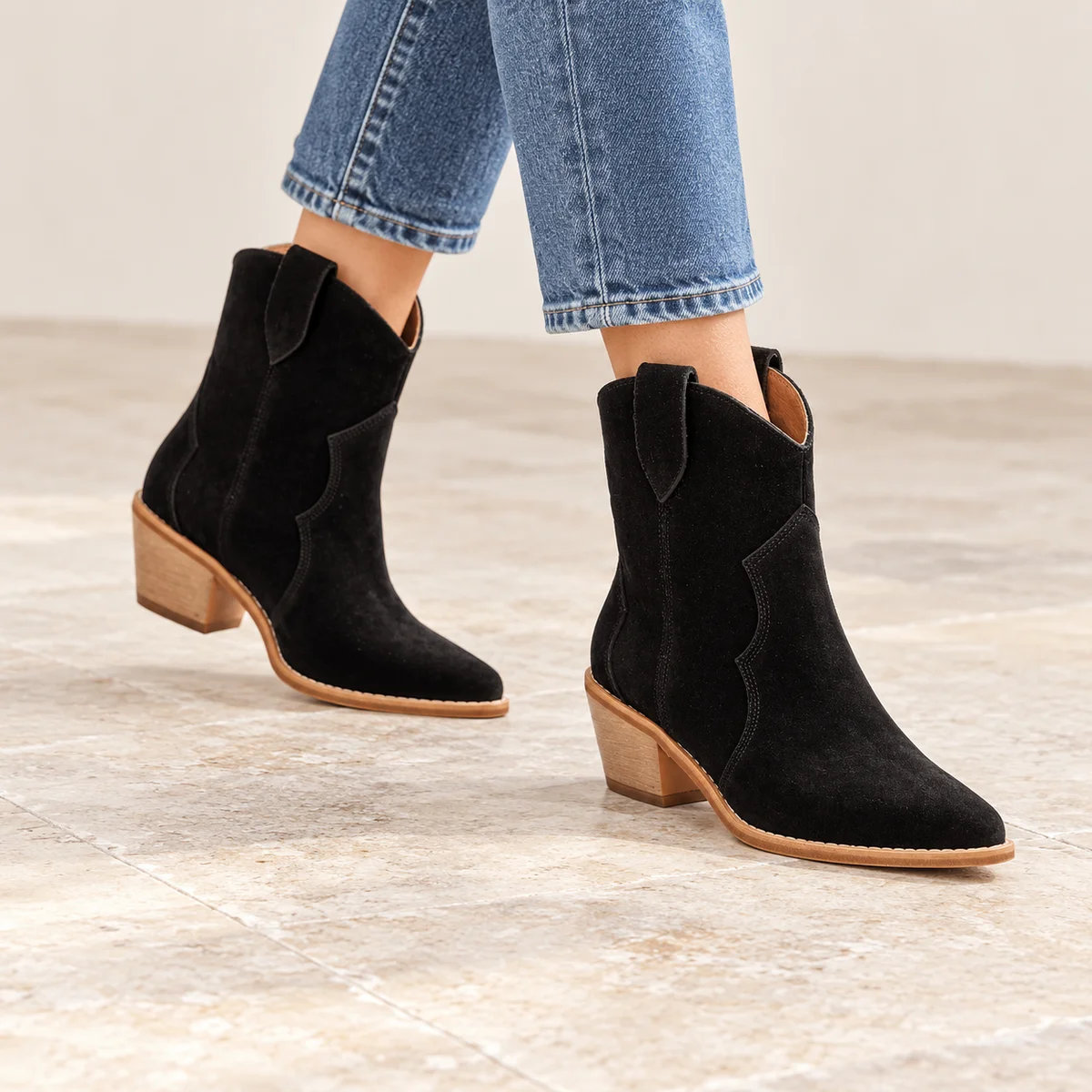Vue de face des bottines western féminines noires veloutées