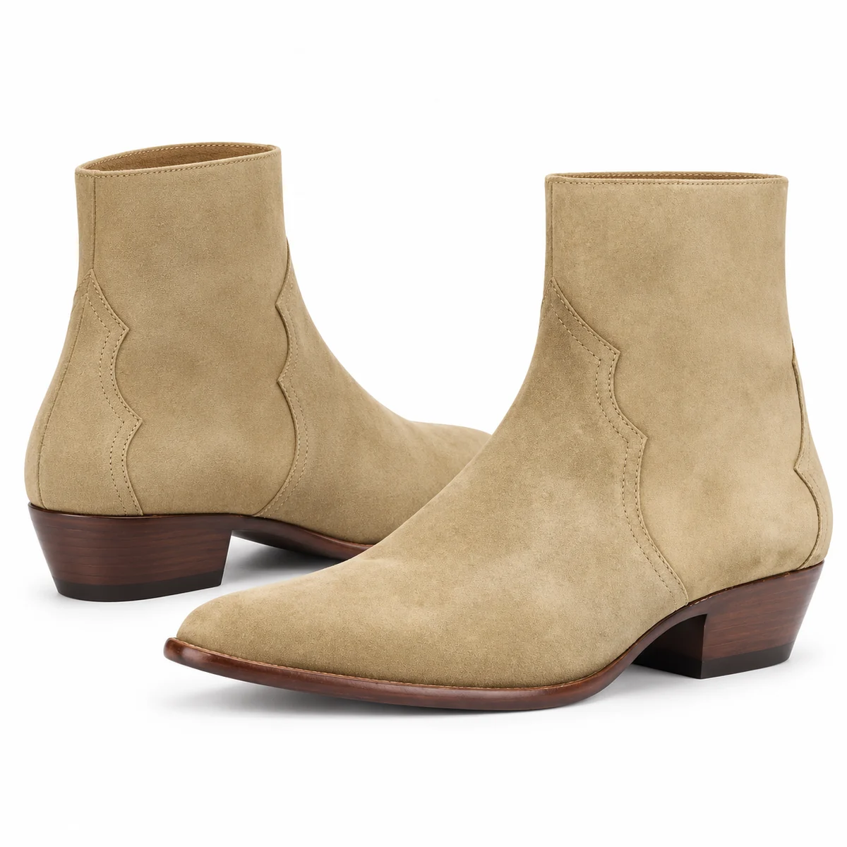 Bottines western homme beiges avec finition veloutée sur sol en bois rustique