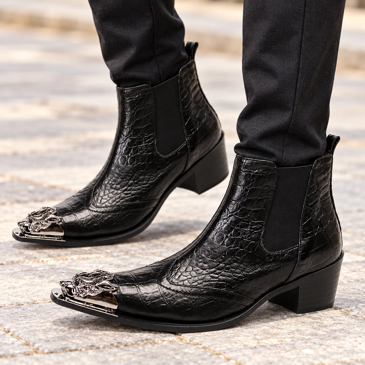 Vue de face des bottines western masculines noires avec détails métalliques