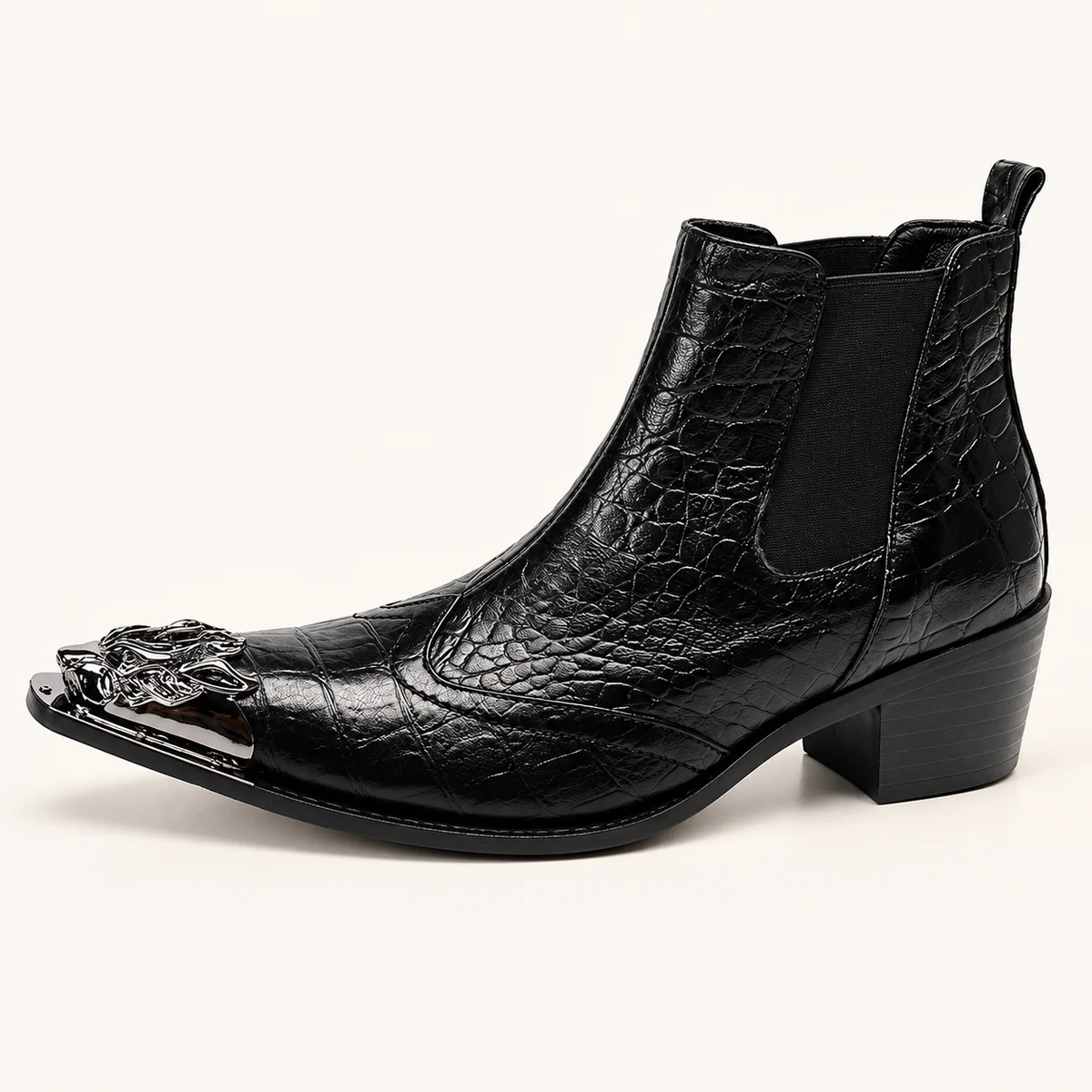 Détails de la semelle et du bout métallique des bottines western homme noires