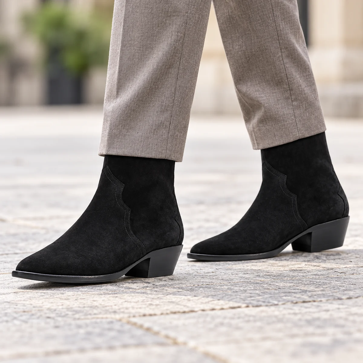 Détail des bottines western homme noires veloutées à bout effilé en gros plan