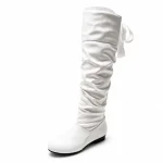 cuissardes femme blanches plissees a talon bas vue de trois quarts sur fond blanc 44781