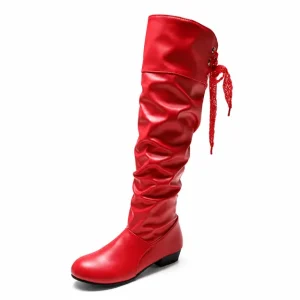 cuissardes femme rouges plissees a talon bas vue de trois quarts sur fond blanc 44780